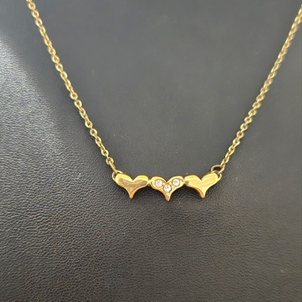 VINTAGE GOLD TONE  ARTISTRY 3 HEART NECKLACE WITH RHINESTONE